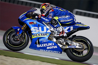 Rossi observe Viñales de près et le félicite