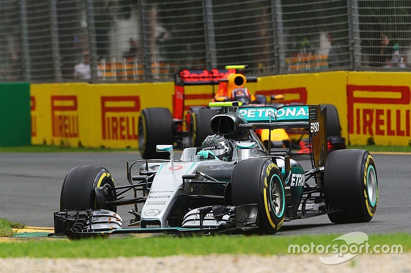 Rosberg bate em treino e se desculpa por "trabalho extra"