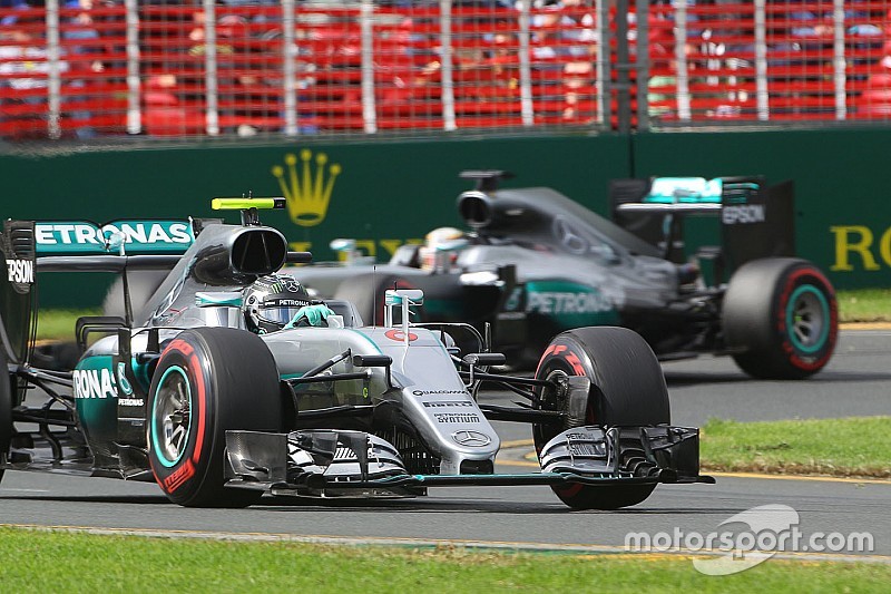 Nico Rosberg, Mercedes AMG F1 Team W07 devant son équipier Lewis Hamilton, Mercedes AMG F1 Team W07