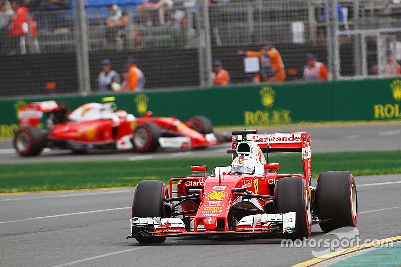 Sebastian Vettel, Ferrari SF16-H, en Kimi Raikkonen, Ferrari SF16-H