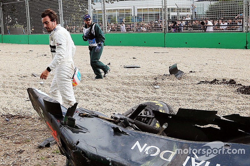 Button - Une F1 "devient un missile" sur un contact des pneus