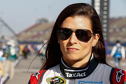 Fontana: Wütende Danica Patrick in der Mauer