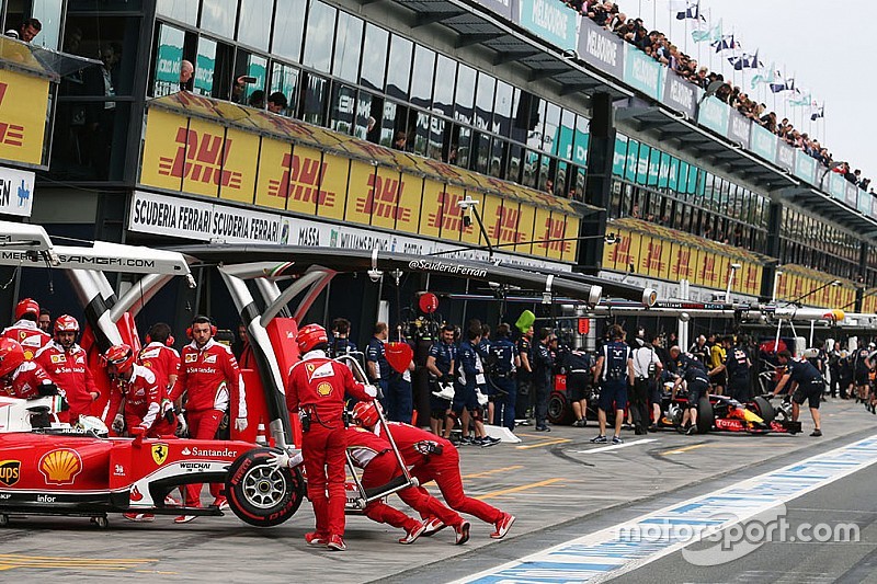 Sebastian Vettel, Ferrari SF16-H, ai box