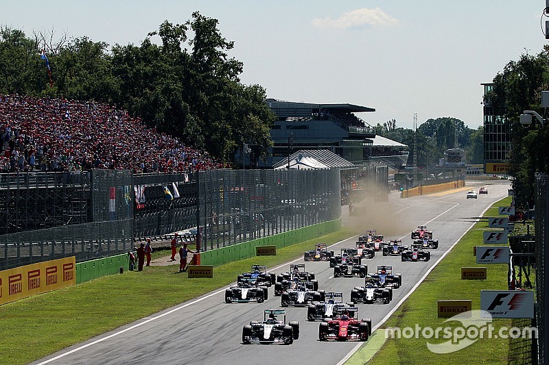 Start: Lewis Hamilton, Mercedes AMG F1 W06, in Führung