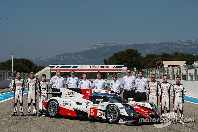 De Toyota TS050 Hybrid 2016 met Alexander Wurz, Anthony Davidson, Sébastien Buemi, Kazuki Nakajima, 