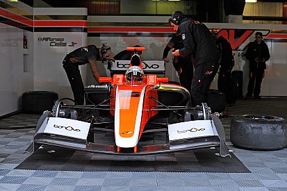 Alfonso Celis Jr. finaliza test en Barcelona