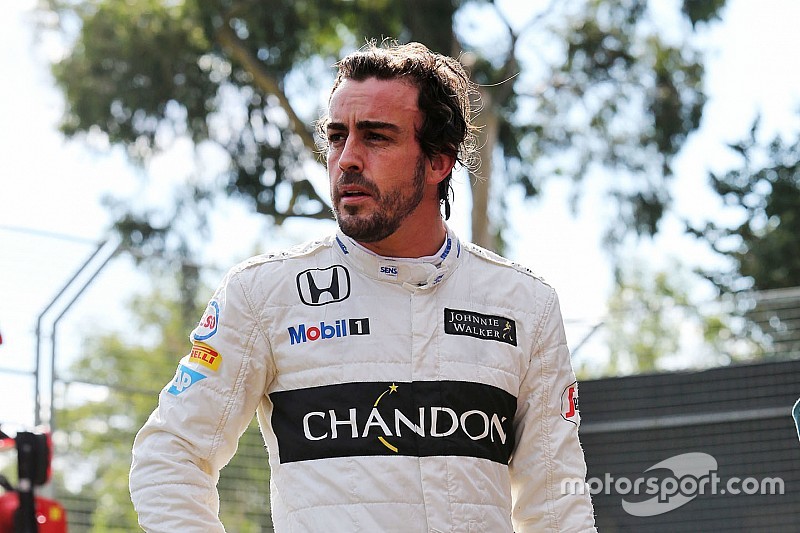 Fernando Alonso, McLaren après son accident ayant déployé le drapeau rouge