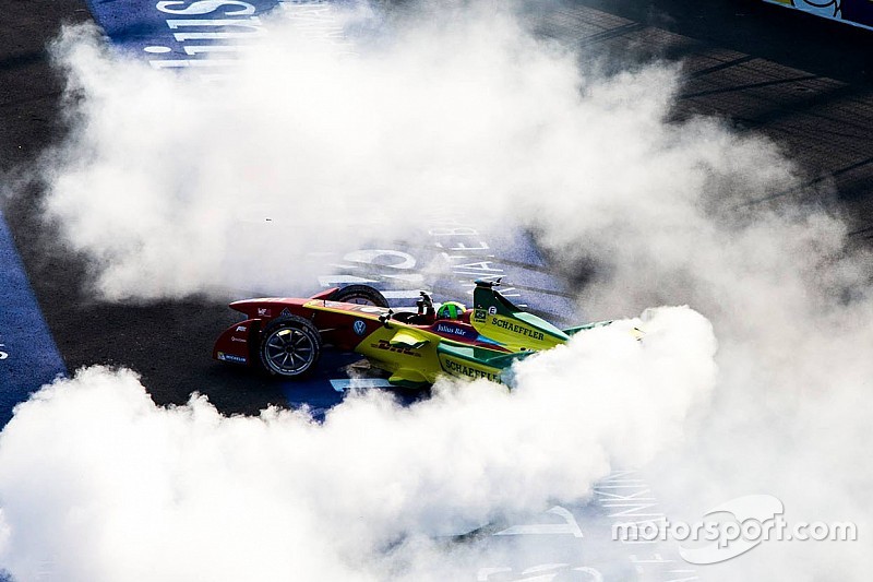 Le vainqueur Lucas di Grassi, ABT Schaeffler Audi Sport, fait des donuts pour célébrer sa victoire