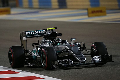 Rosberg y Hamilton, felices con el rendimiento de su coche