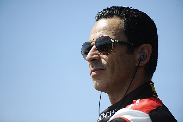 Castroneves estuvo cerca de impactar contra el muro 