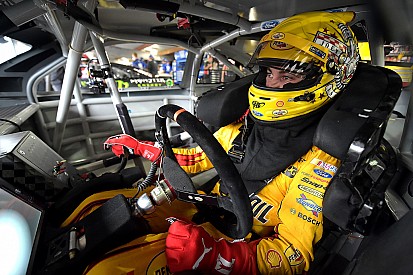 Pole da record per Joey Logano a Martinsville