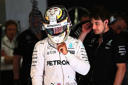 Hamilton é advertido por dar marcha ré após pole