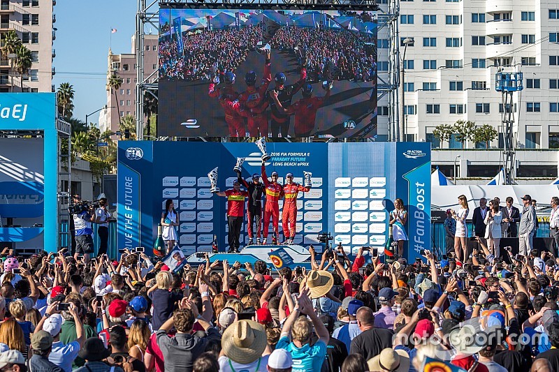 长滩ePrix:迪格拉西赢乱战,对手麻烦不断
