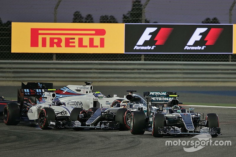 Der Startcrash zwischen Valtteri Bottas und Lewis Hamilton