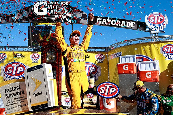 Kyle Busch remporte sa première victoire à Martinsville en Cup