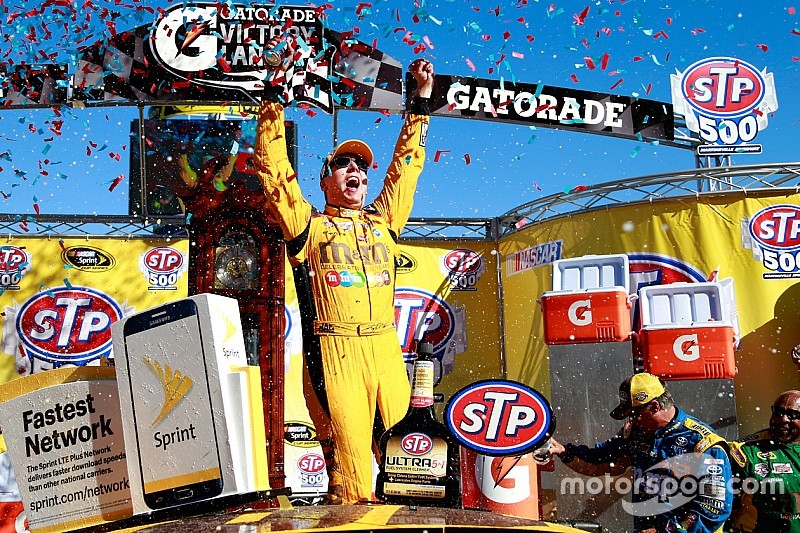 Kyle Busch remporte sa première victoire à Martinsville en Cup