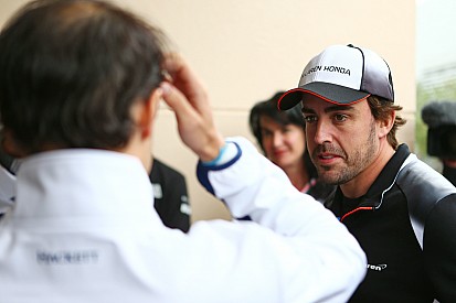 Alonso conversa com fãs e descarta aposentadoria da F1