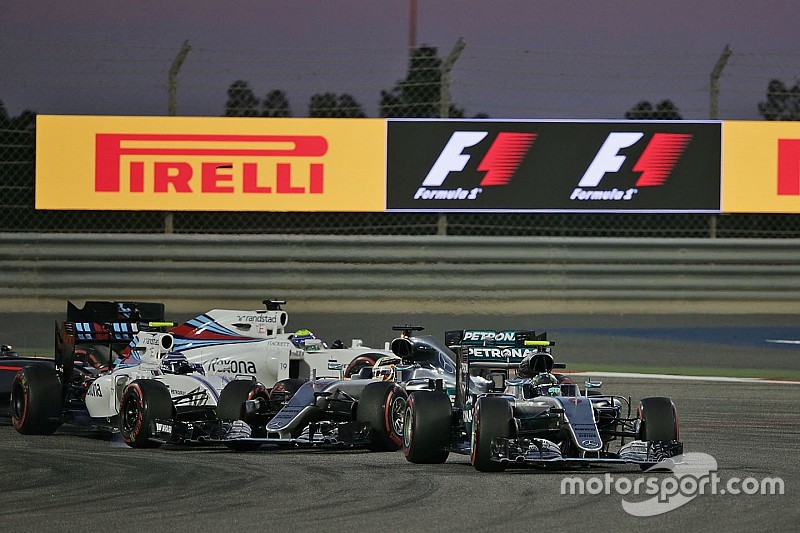 Arrancada: Nico Rosberg, Mercedes AMG F1 Team W07, Valtteri Bottas, Williams FW38 y Lewis Hamilton, 