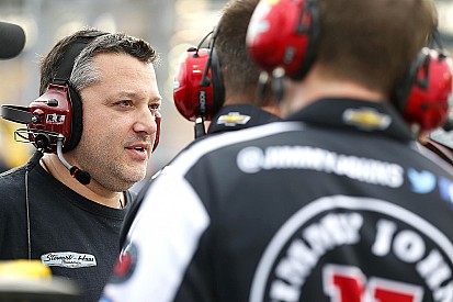El regreso de Tony Stewart est&aacute; "en manos de los doctores"