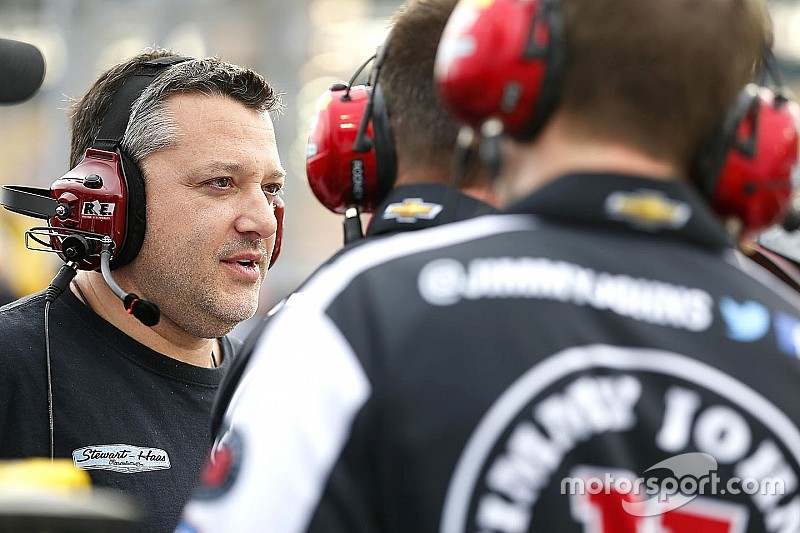 El regreso de Tony Stewart está "en manos de los doctores"