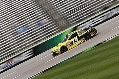 Carl Edwards conquista pole no Texas