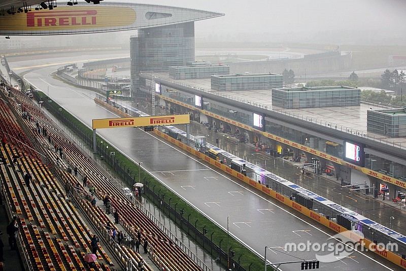 A wet and rainy start / finish straight