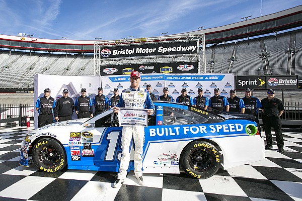 Seconda pole consecutiva per Carl Edwards