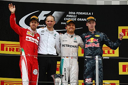 Rosberg wint ook in China, Verstappen knokt zich naar achtste plek