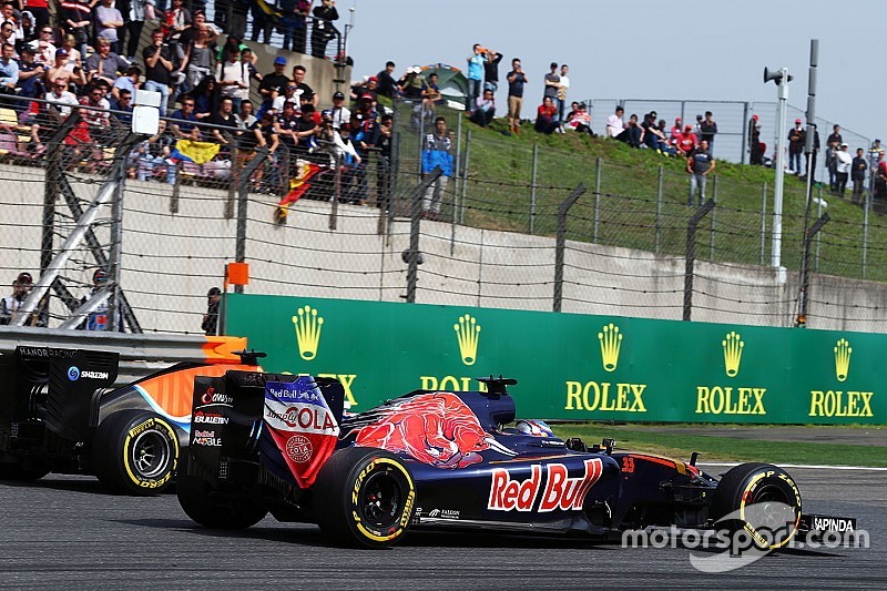 Pascal Wehrlein, Manor Racing MRT05 en Max Verstappen, Scuderia Toro Rosso STR11 gevecht