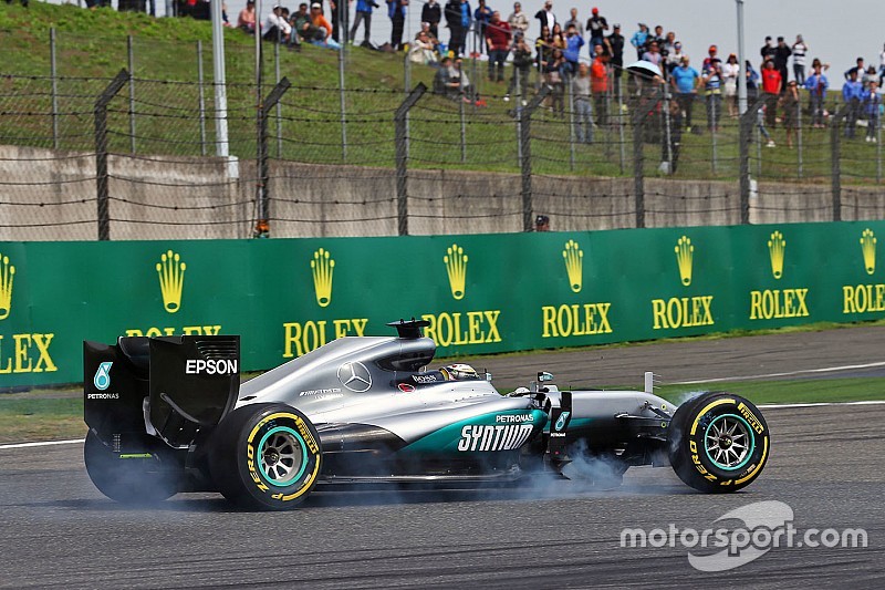 Lewis Hamilton, Mercedes AMG F1 Team W07 bloque une roue au freinage avec un aileron avant cassé