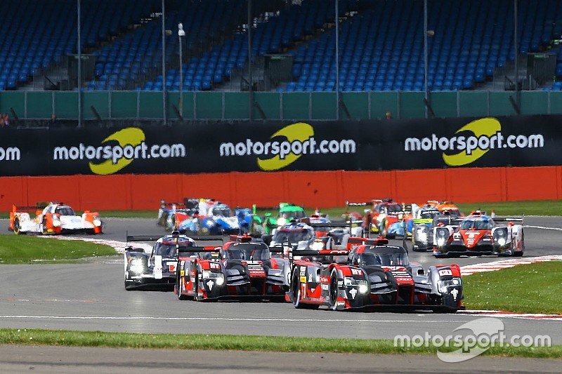 Start: #7 Audi Sport Team Joest Audi R18: Marcel Fässler, Andre Lotterer, Benoit Tréluyer aan de lei