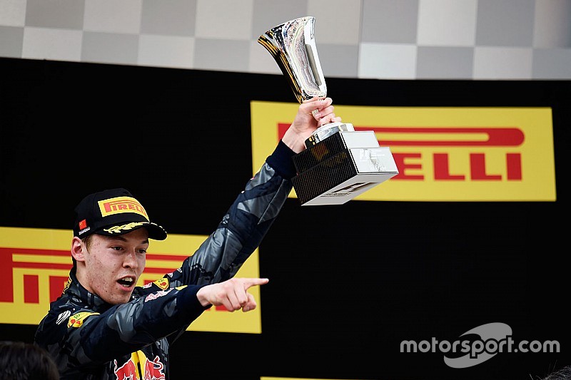 Criticado por Vettel, Kvyat ganha prêmio de "Piloto do Dia"