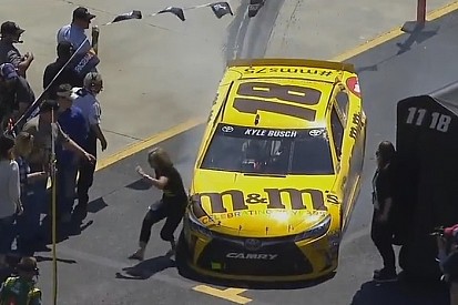 Após três acidentes, Kyle Busch acerta fã em Bristol