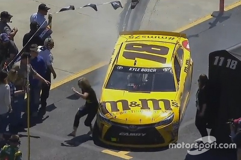 Após três acidentes, Kyle Busch acerta fã em Bristol