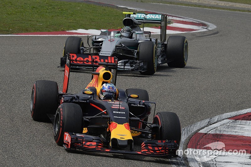 Daniel Ricciardo, Red Bull Racing RB12, en Nico Rosberg, Mercedes AMG F1 Team W07