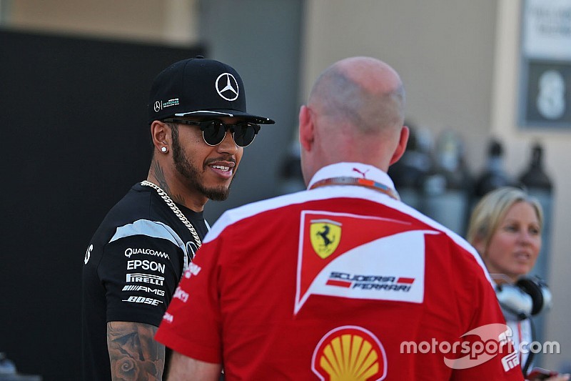 Lewis Hamilton, de Mercedes AMG F1 Team con Jock claro, Ferrari, Director de ingeniería