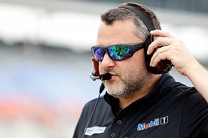 Stewart surpreende e anuncia volta no próximo fim de semana