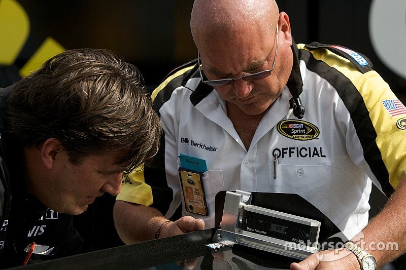 Un officiel de la NASCAR inspecte l'aileron arrière de la Penske Racing Dodge de David Stremme