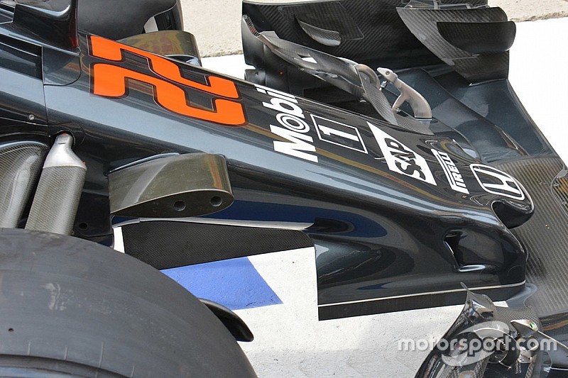 McLaren, dal soffiaggio dei piloni alla deriva sotto al muso