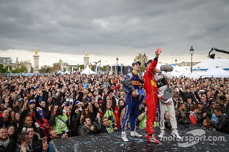 Podium: Selfie der Sieger, 1. Lucas di Grassi, ABT Schaeffler Audi Sport; 2. Jean-Eric Vergne, DS Vi