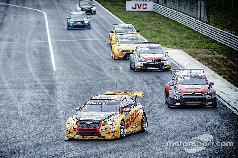 Tom Coronel laat zich zien: "Hele team compleet uit zijn dak"