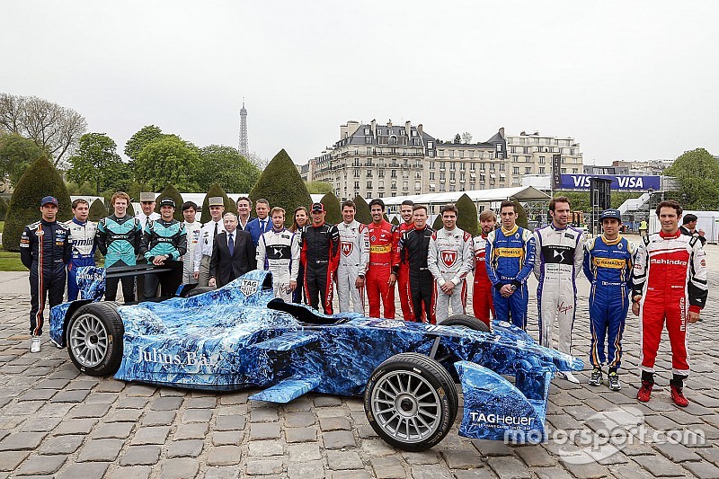 I piloti posano con la livrea iceberg sulla vettura di Formula E che sarà messa all'asta per raccogl