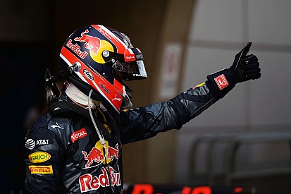 Kvyat se diz convencido de que não errou em toque com Vettel