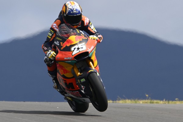 Moto2 Portimao: Super-Rookie Fernandez setzt sich durch, böser Lowes-Crash
