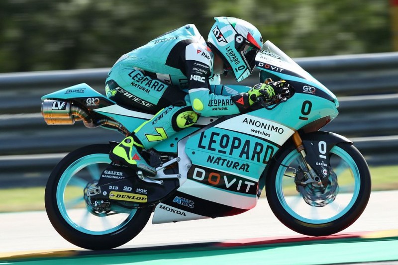 Moto3 in Assen FT1: Dennis Foggia vorn, Highsider von Jaume Masia