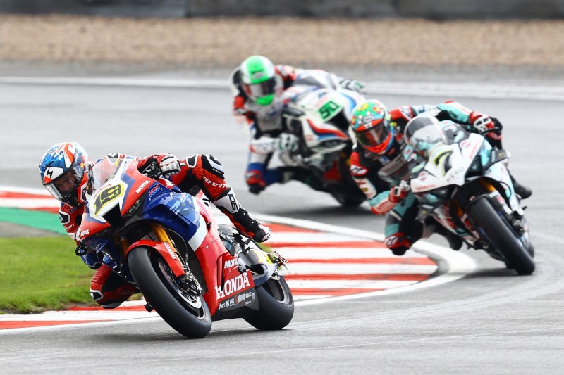 Honda fährt hinterher: Bautista in Donington chancenlos gegen Haslam