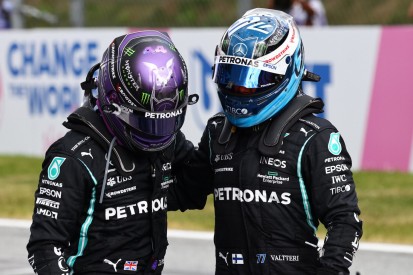 Lewis Hamilton hält sich an di Restas Ratschlag und unterstützt Bottas