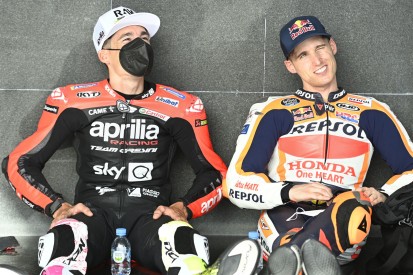 "Es war kein Kuss" - Pol Espargaro reizt Bruder Aleix und entschuldigt sich