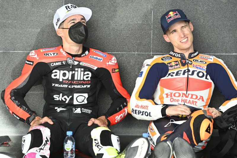"Es war kein Kuss" - Pol Espargaro reizt Bruder Aleix und entschuldigt sich
