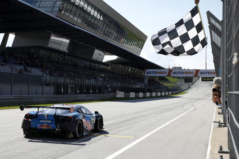 Dtm Rennen Spielberg 2 Zweiter Sieg Fur Lawson Nach Duell Mit Wittmann